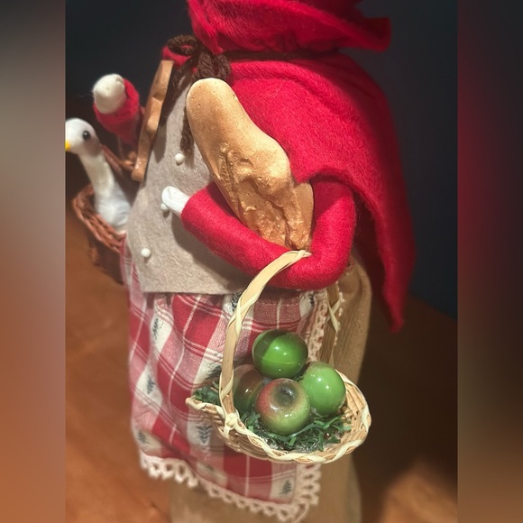 EUC Vintage BYERS' 1995 Woman Shopper with Goose, Gingerbread, Apples & Bread - Picture 7 of 10